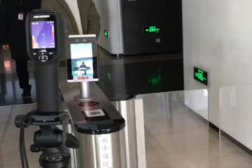 红外测温仪进行测温